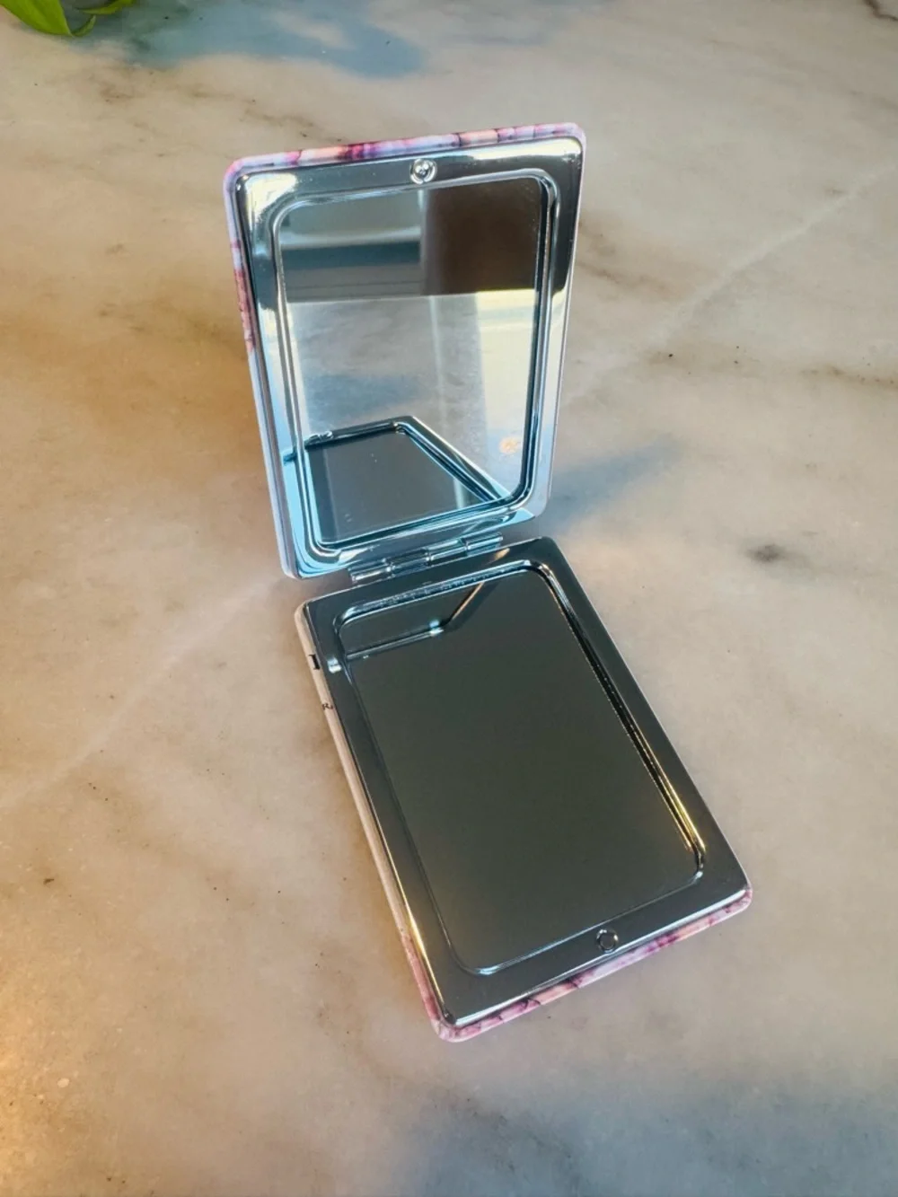 Fashion Mirror with Artistic Design ( 1 Item)